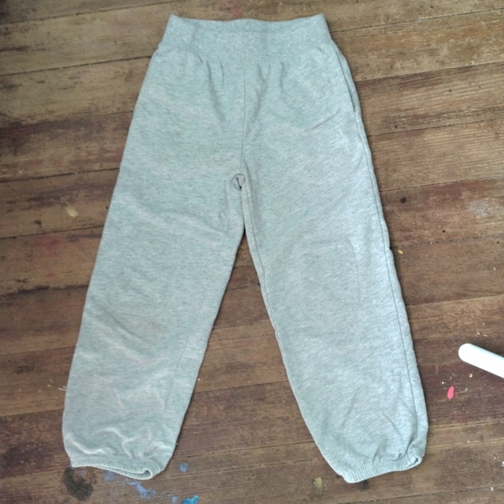 Gray girl's sweatpants with pockets
